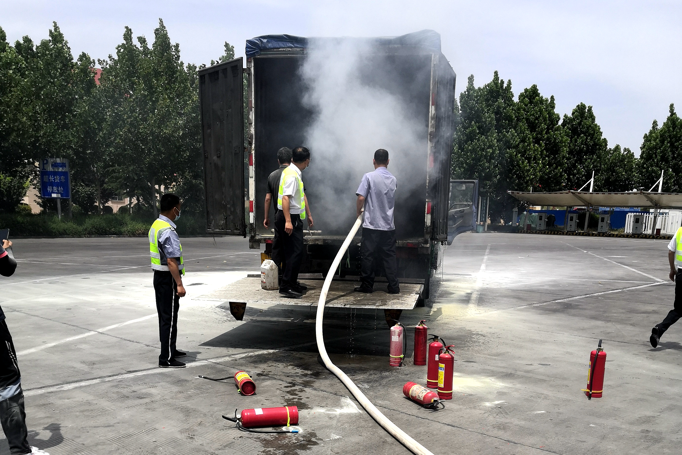 圖說：6月4日，一輛車牌號為豫AV5812的物流運(yùn)輸車在行駛途中起火，洛陽服務(wù)區(qū)全力救援受贊譽(yù).jpg