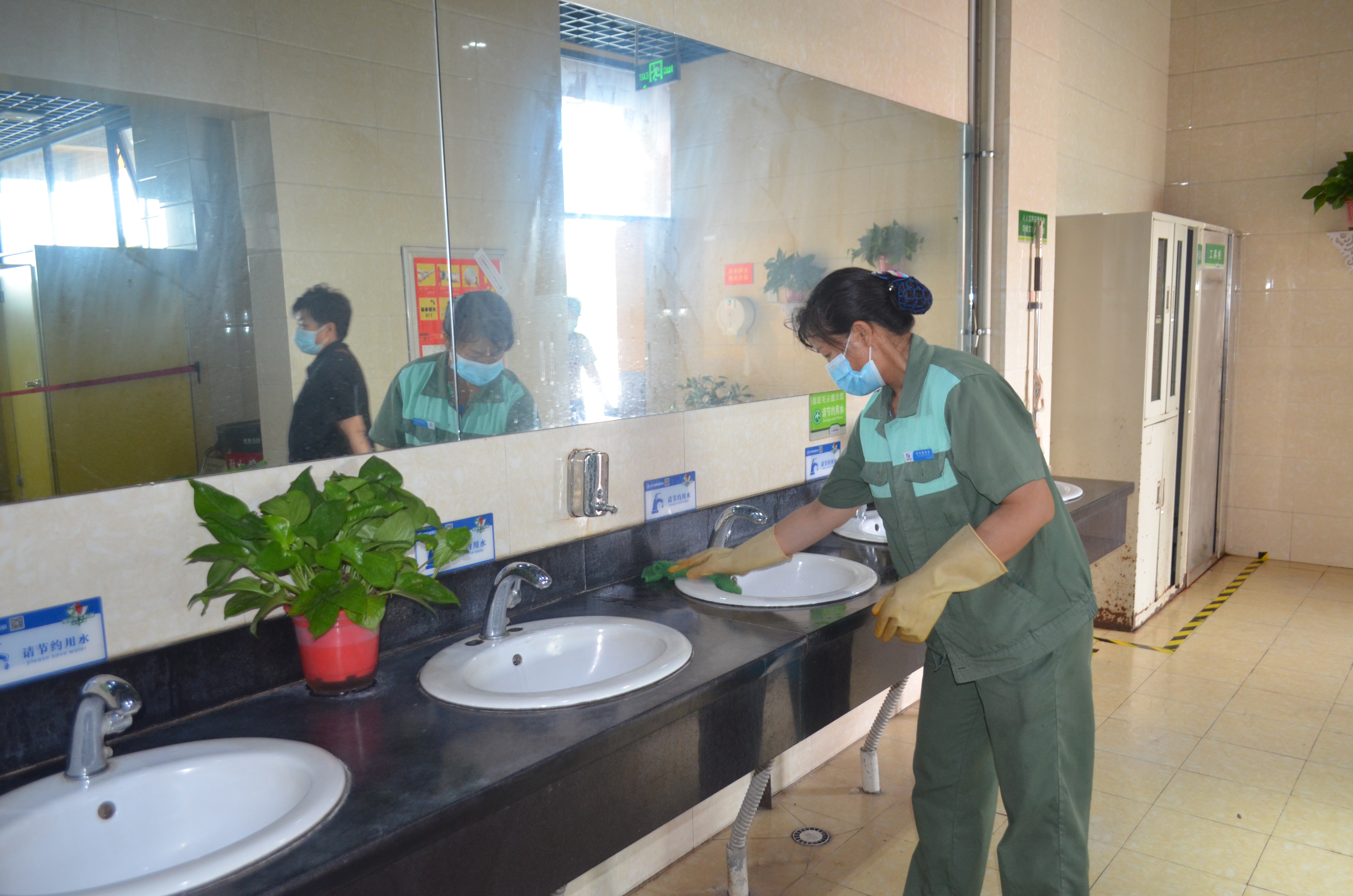 信陽(yáng)服務(wù)區(qū) (10).JPG