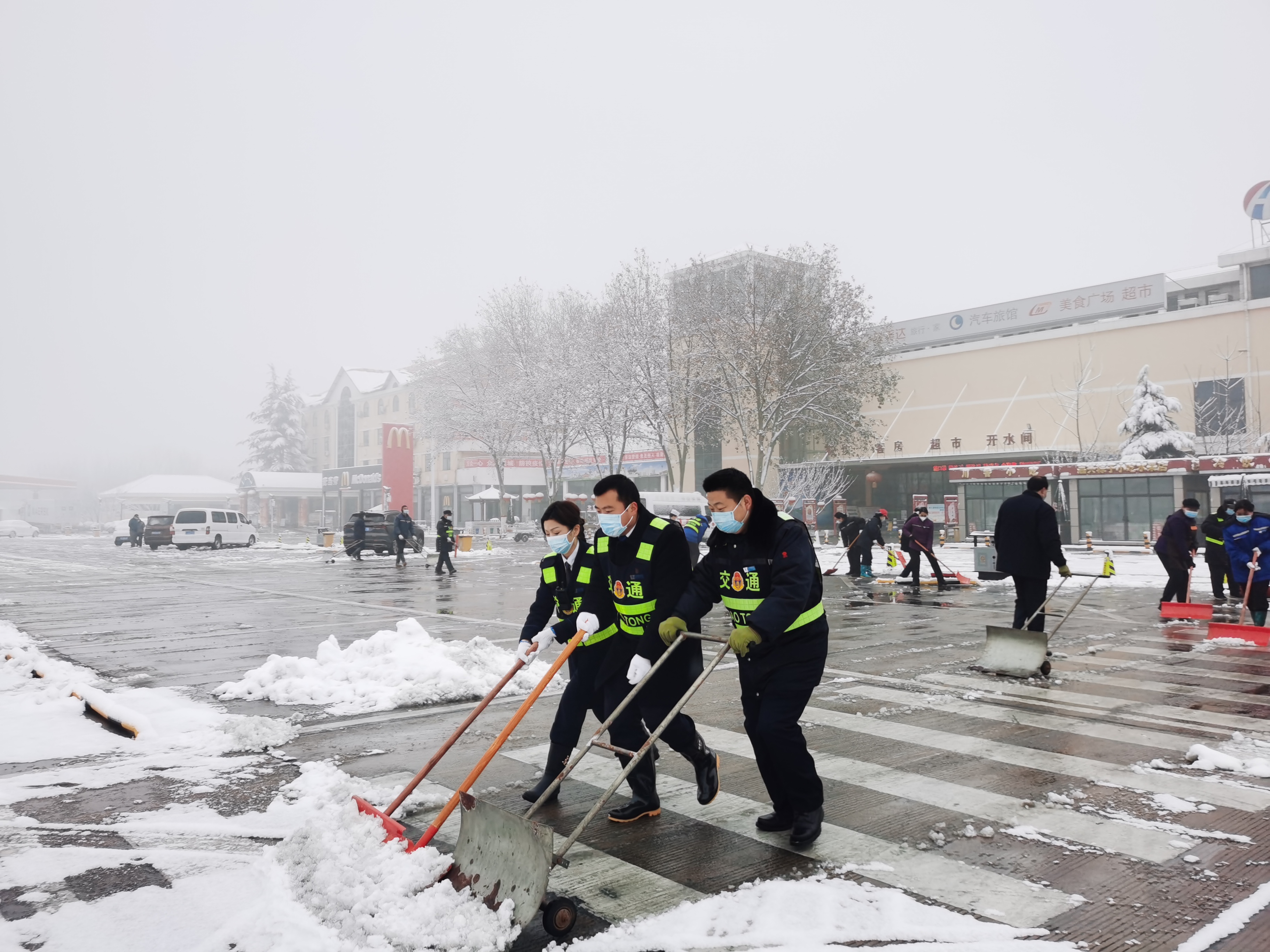 1月5日，洛陽服務區(qū)除雪保通進行時。 (1).jpg