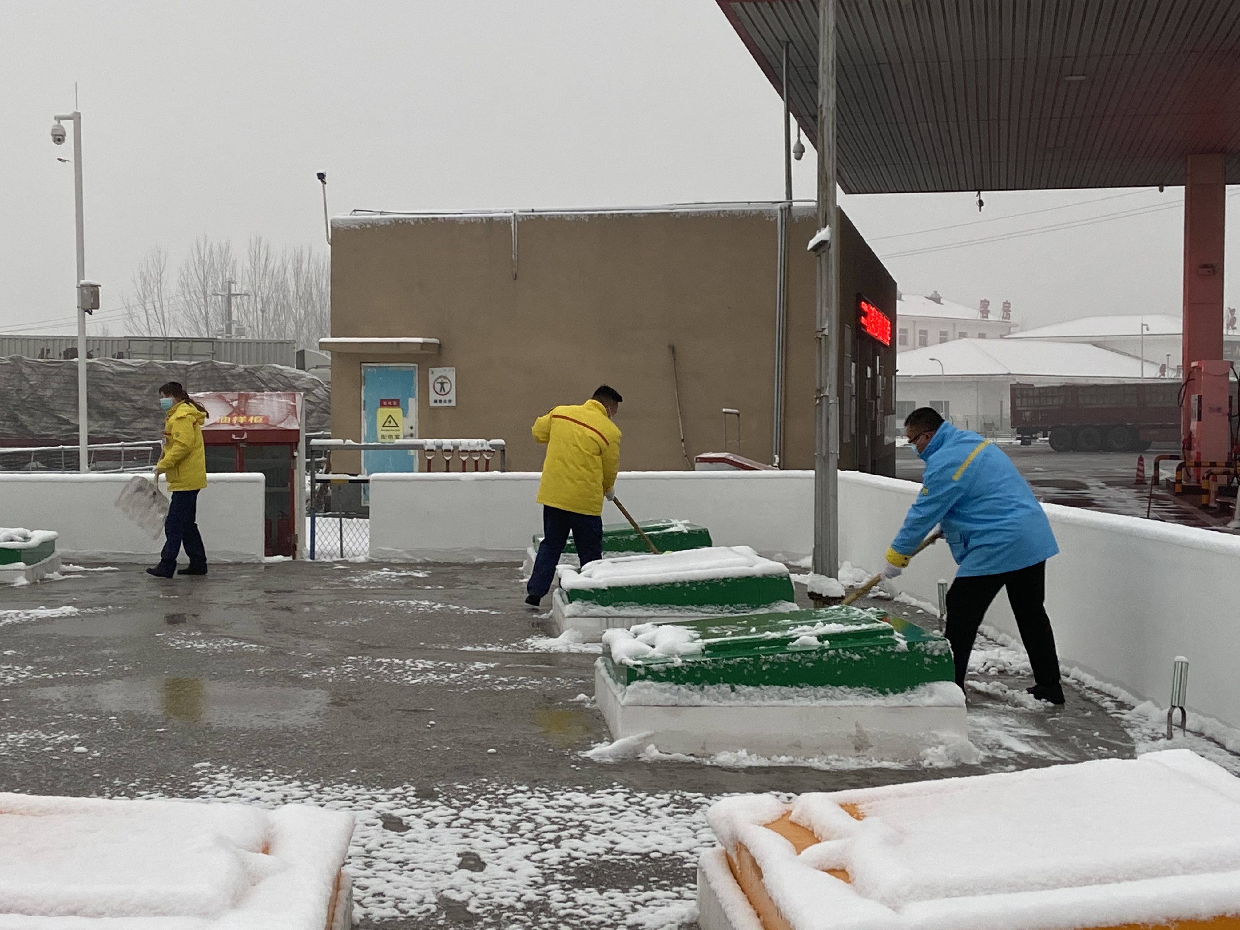 2021.1.5澠池加油站，清掃罐區(qū)積雪殘水.jpg