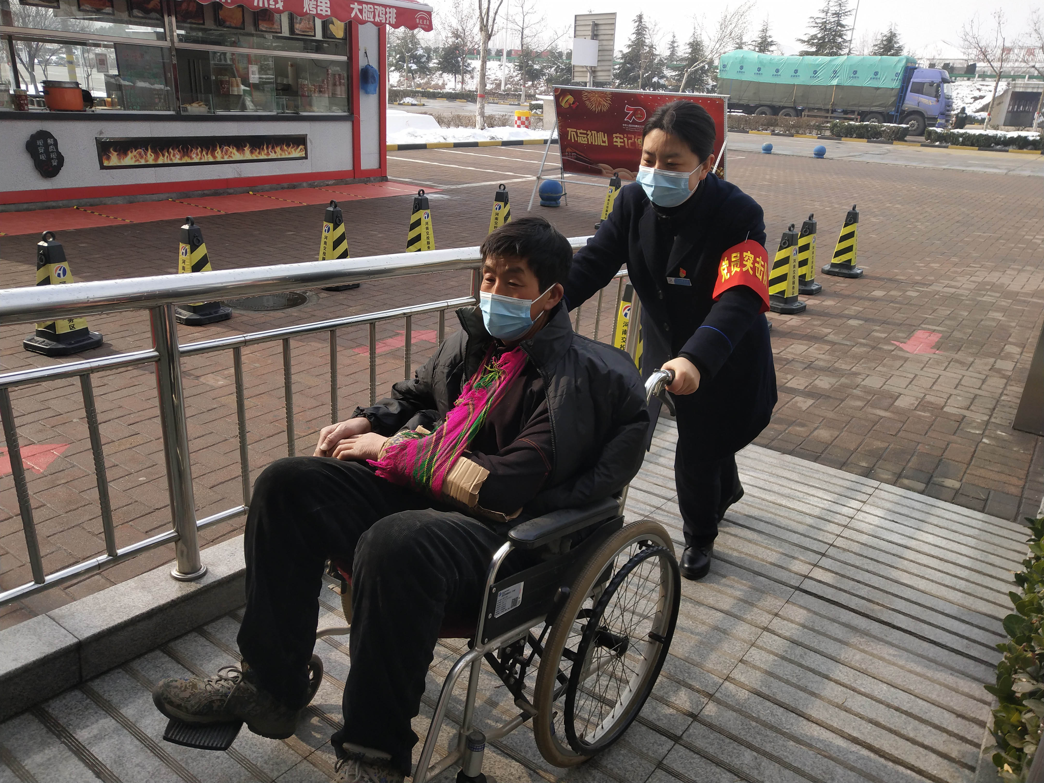 1月25日，汝陽服務(wù)區(qū)黨員志愿者幫助行動不便顧客。牛亞新  攝.jpg
