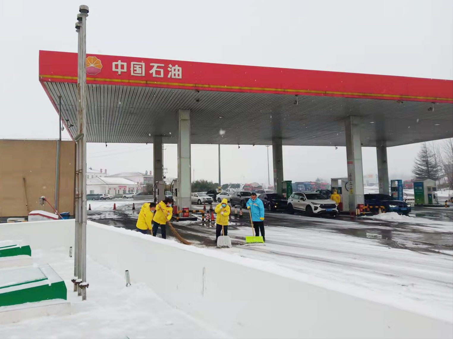 中油高速公司澠池加油站，站長帶領員工清掃積雪。樊展展 攝_副.png