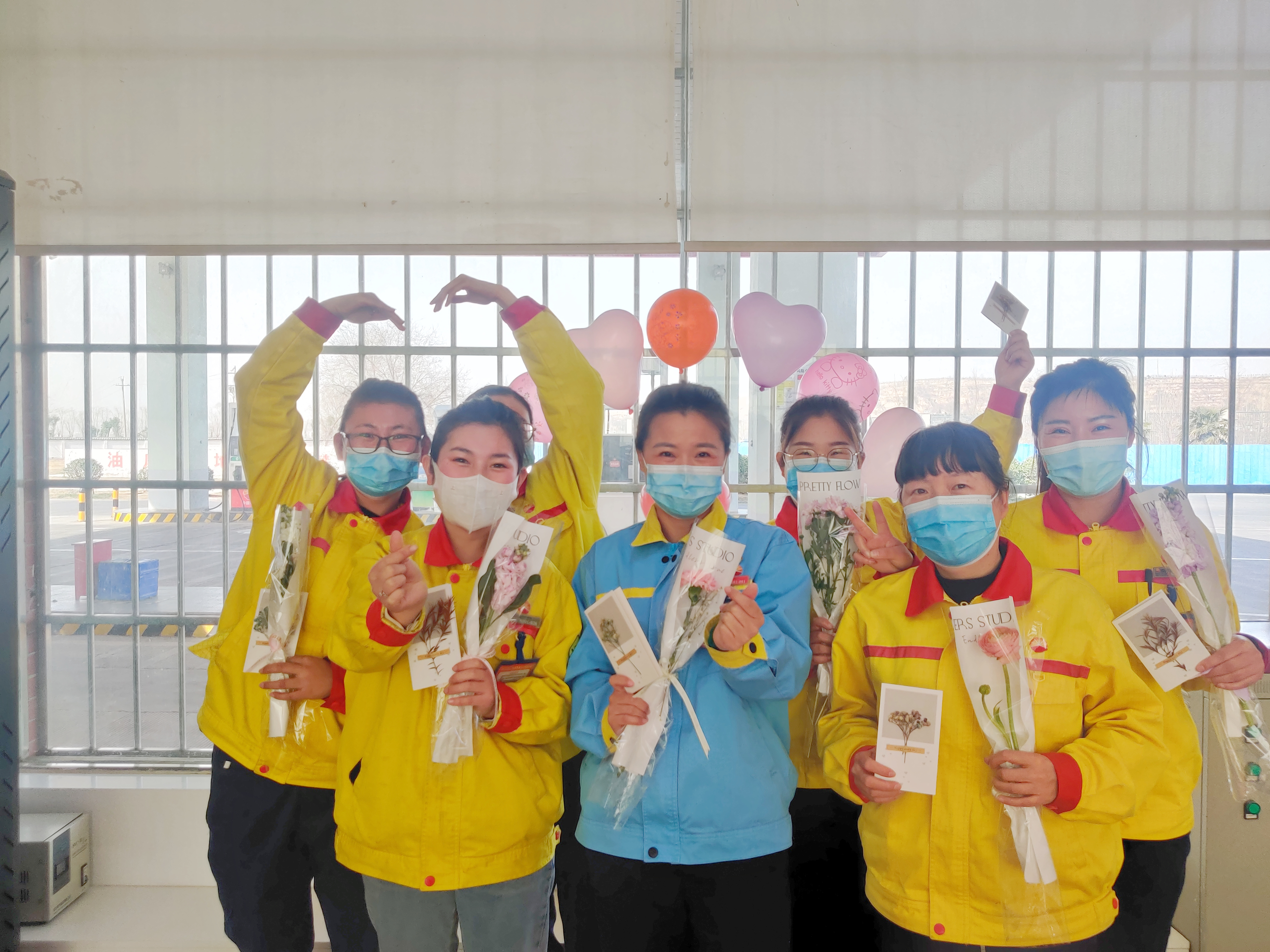 中油高速公司鞏義加油站，“書香三八節”活動，女性職工互贈鮮花和明信片。賀曉青 攝_副本.jpg