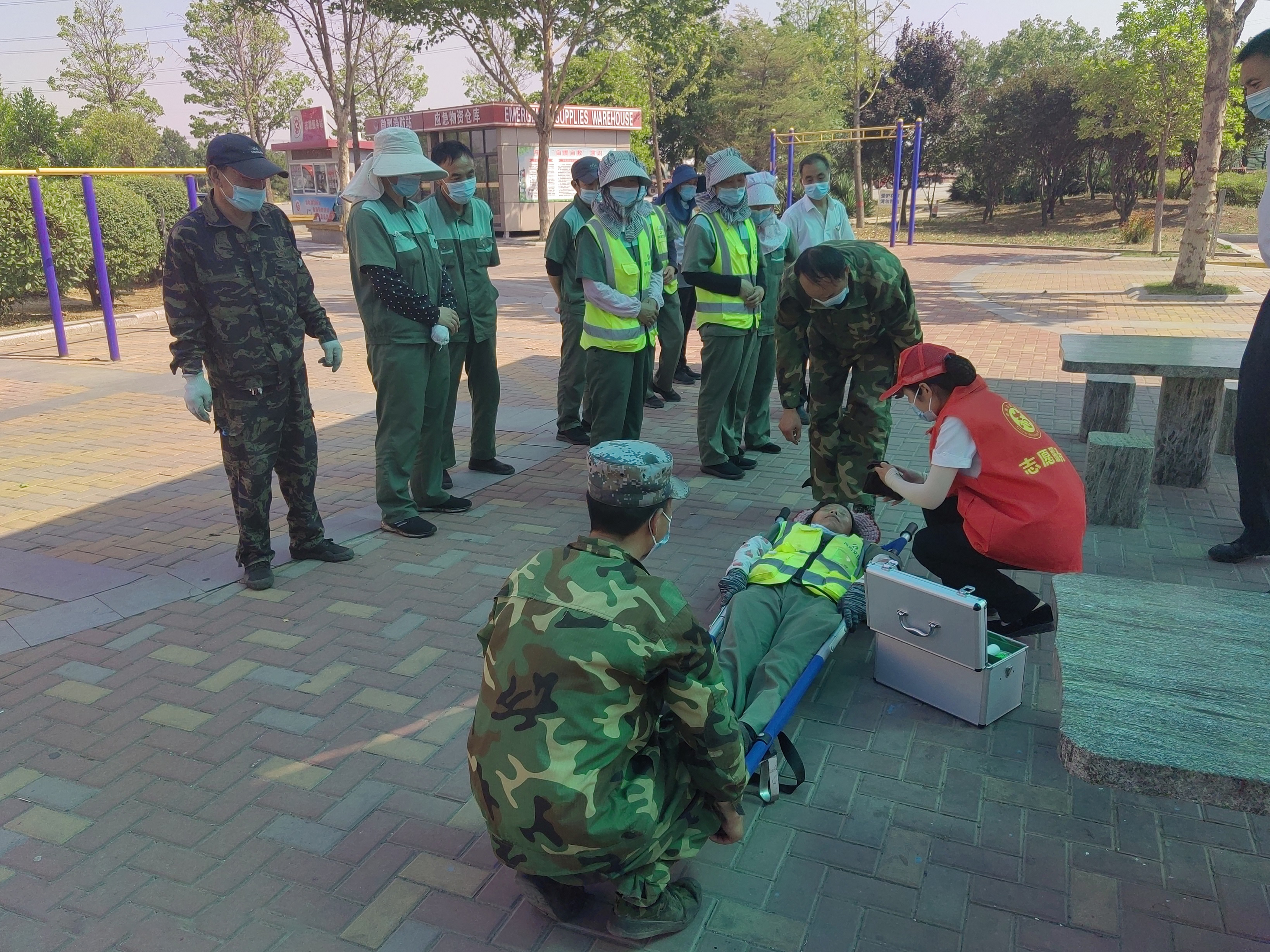 6月16日安陽(yáng)服務(wù)區(qū)組織開展高溫中暑應(yīng)急預(yù)案演練梁新芳 攝.jpg