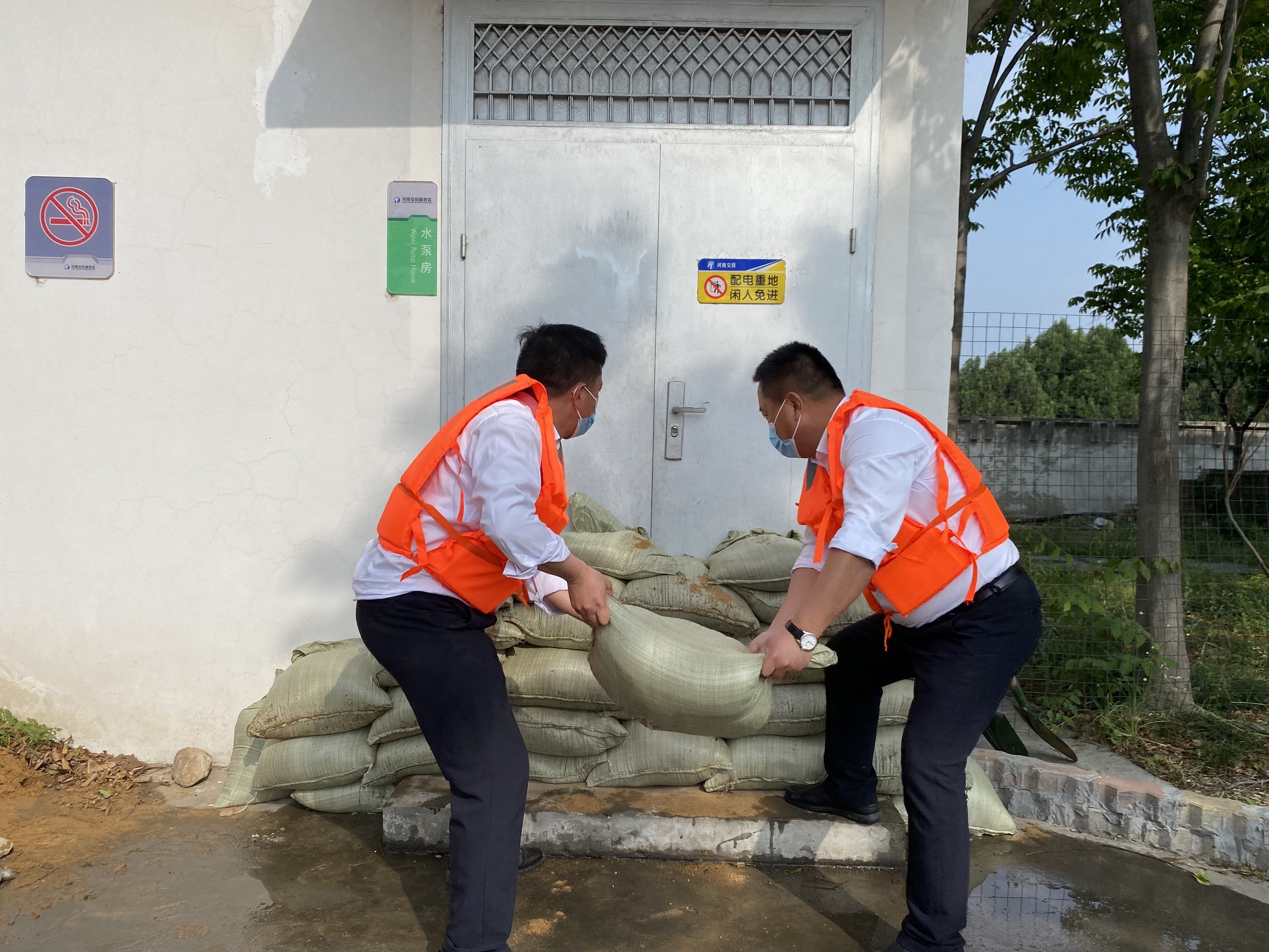 6月24日 禹州服務(wù)區(qū)防汛期間準(zhǔn)備工作 李鑫_.jpg