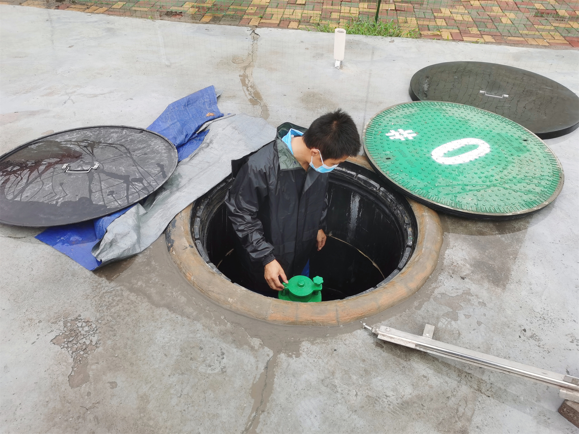 7月5日 安陽服務區(qū)加油站，檢查操作井是否有積水.jpg