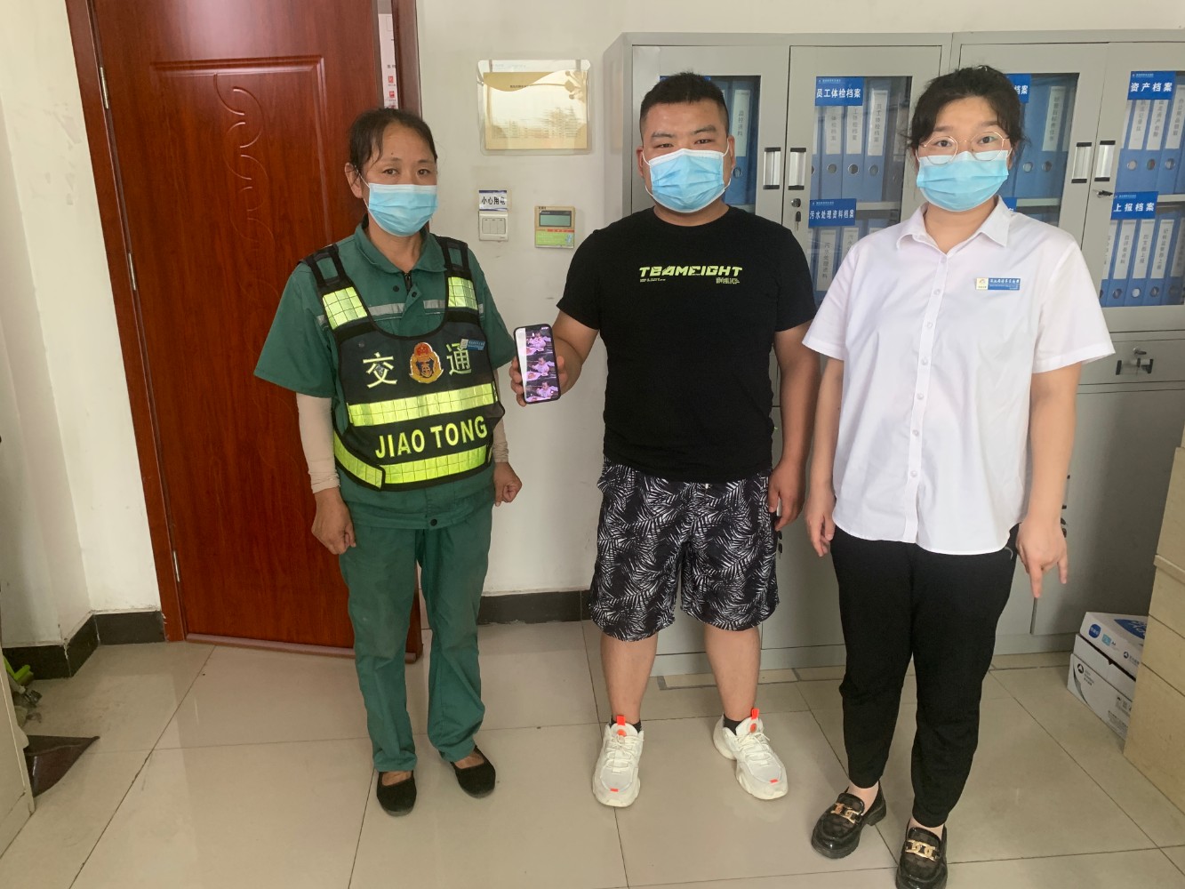 7月16日澠池西停車南區(qū)拾金不昧揚(yáng)道德&nbsp;服務(wù)為民踐初馬躍鴻 攝.jpg