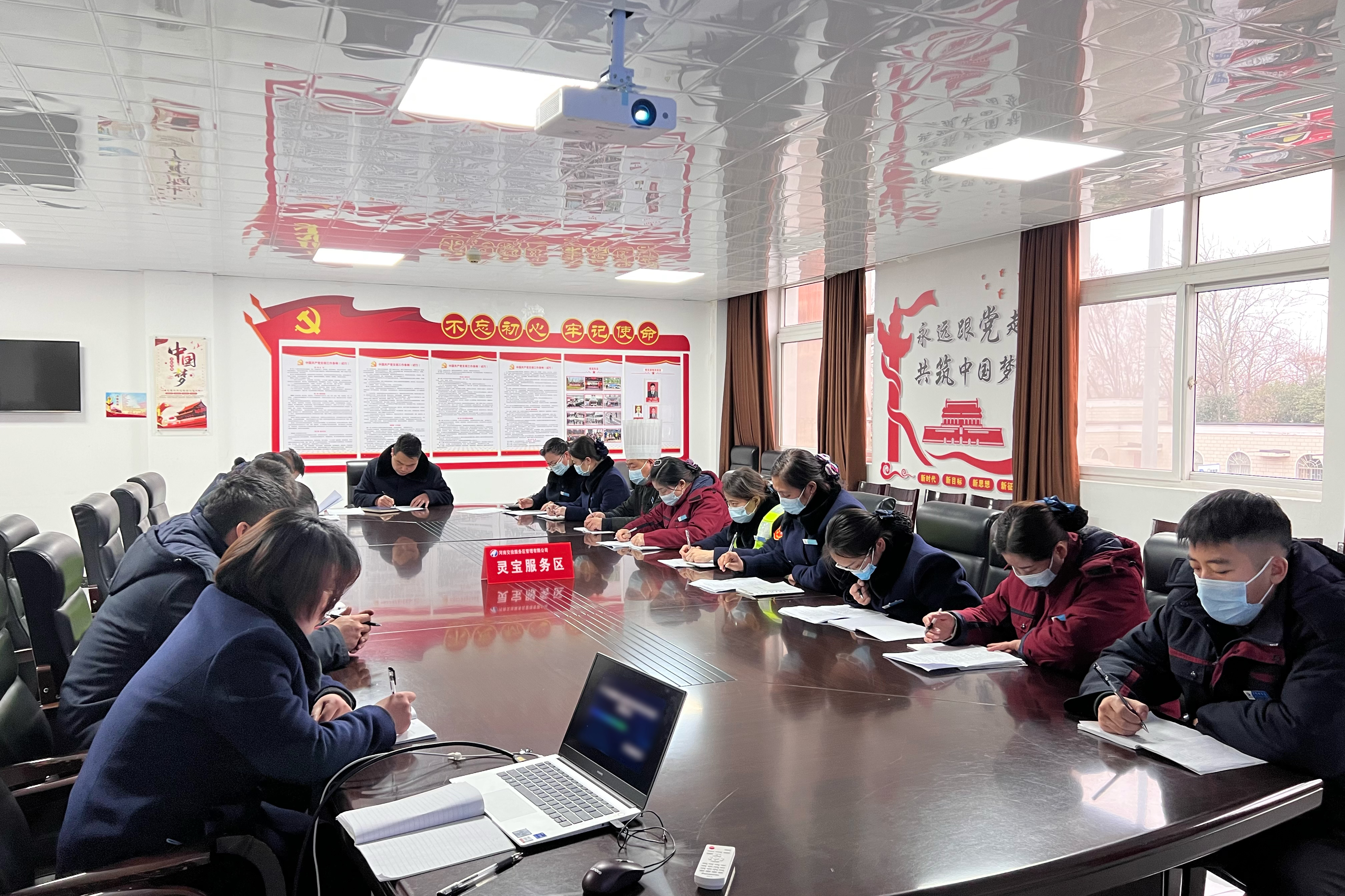 靈寶服務區召開專題會議傳達直屬分公司關于2023年冬季安全生產工作會議精神 拍攝者：王敘媛（18239813660）.jpg